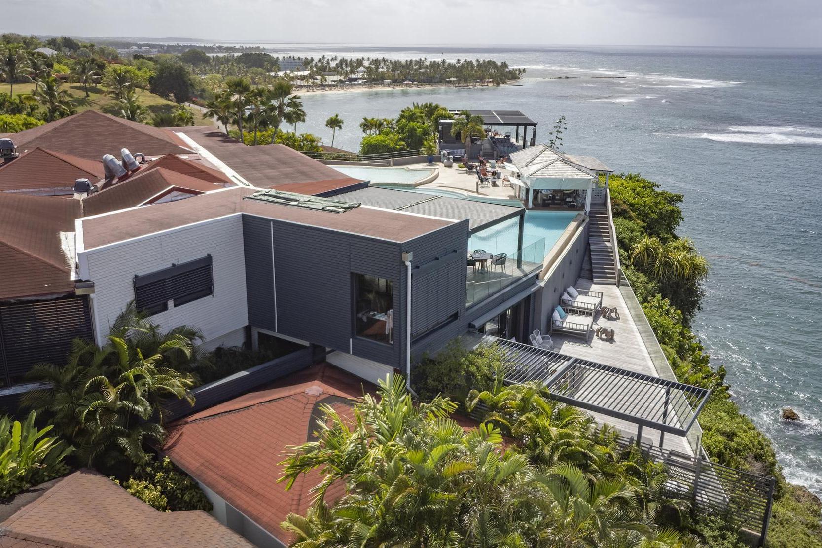 Silvadec Atmosphere 175 composite cladding installation in tropical coastal environment demonstrating exceptional climate resistance