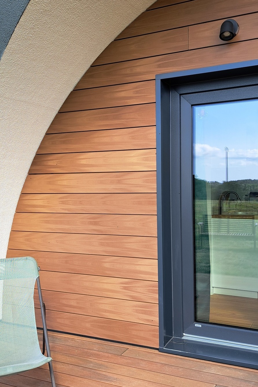 Silvadec composite wood facade with horizontal cladding installed on a contemporary house, highlighting the contrast between composite wood and anthracite aluminum window frames