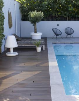 terrase atmosphère brun Rio au abord d'une piscine