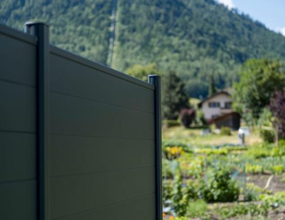 Clôture composite gris anthracite en montagne - Occultation jardin résistante