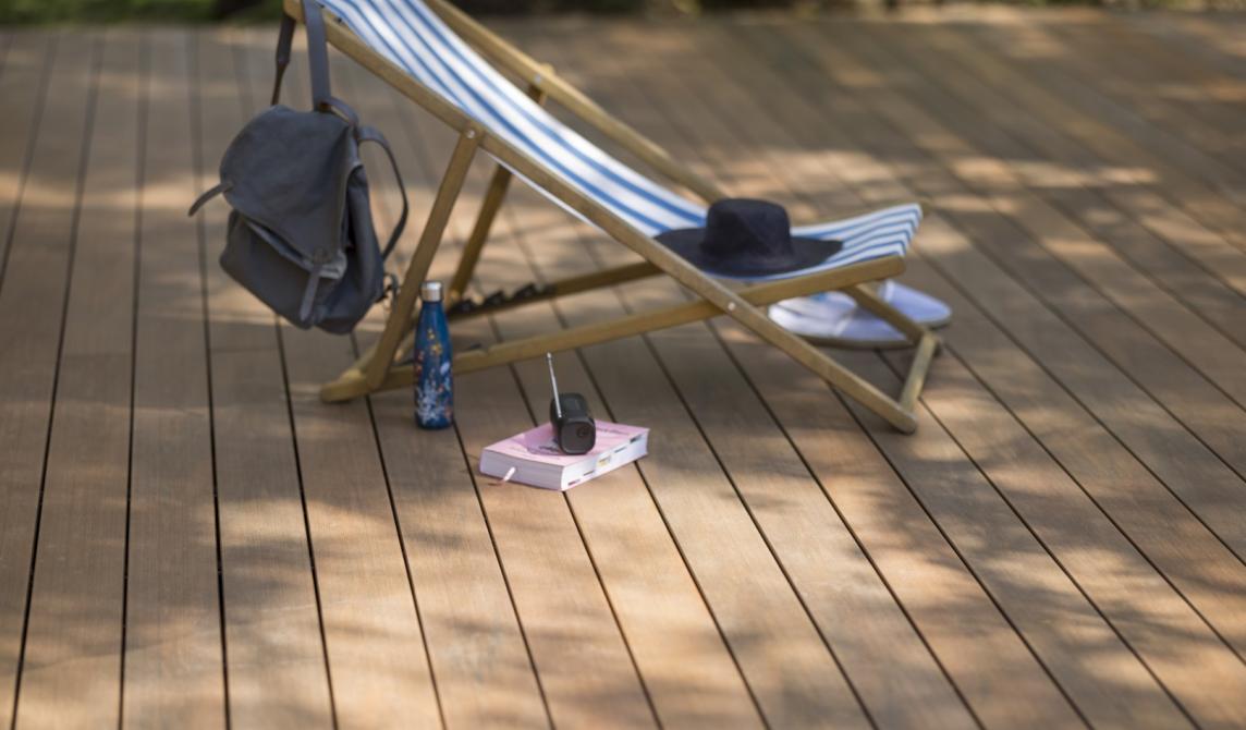 Chaise longue sur une terrasse en composite nuances ipé, imitant le bois exotique Ipé