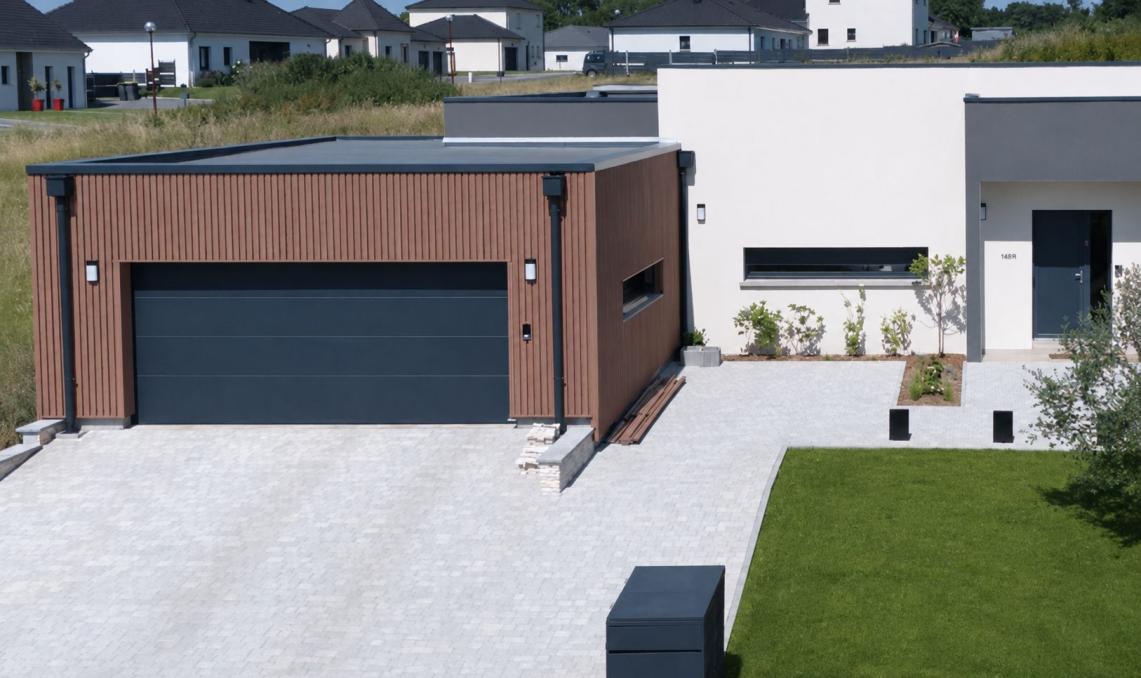 Garage habillé en bardage composite claire-voie Atmosphère brun clair, porte anthracite
